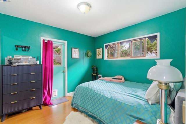 2133 Clinton Ave, Alameda CA: https://media.crmls.org/mediaz/fc3b49a9-53e9-462c-9709-366a87512a78.jpg