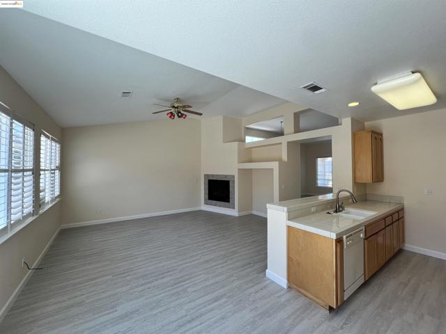 1371 Brooktrail Dr, Pittsburg CA: https://media.crmls.org/mediaz/fc3e623a-1955-4581-8112-bfc716d3f9d1.jpg