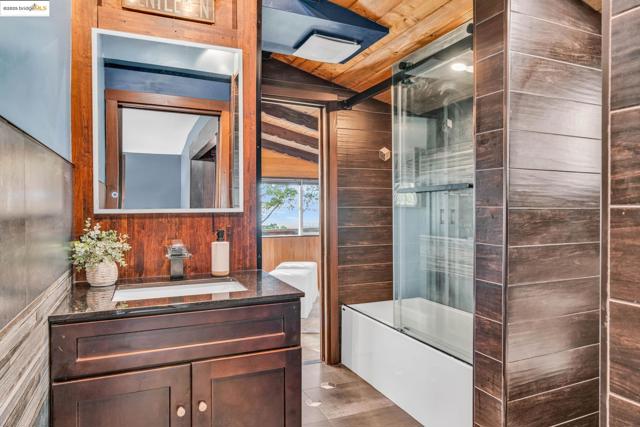 6141 Merriewood Dr, Oakland CA: https://media.crmls.org/mediaz/fc3e8247-bc03-44bb-82d4-4281119c7822.jpg