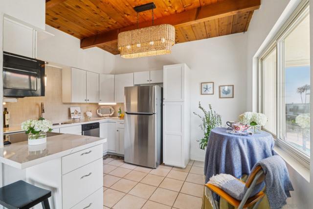 519 Stratford Ct, Del Mar CA: https://media.crmls.org/mediaz/fc3ea8d6-68f1-464b-9687-6f23ca048d48.jpg