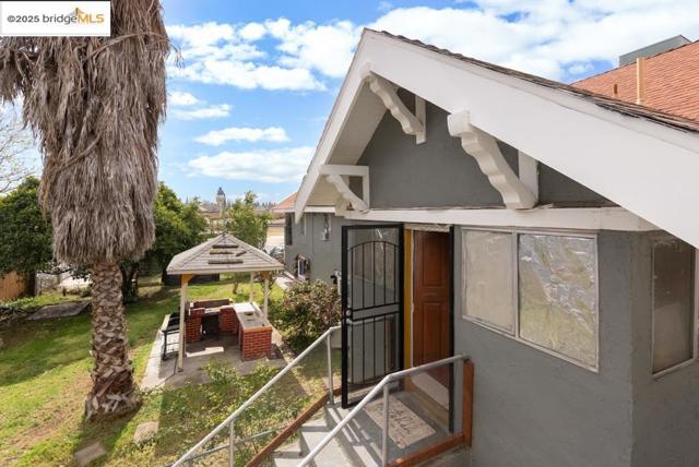 127 E 6th, Tracy CA: https://media.crmls.org/mediaz/fc3f43dc-2d48-419d-937b-b69c5620985d.jpg