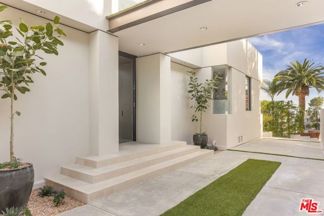 9405 Sierra Mar Place, Los Angeles CA: https://media.crmls.org/mediaz/fc40f553-987d-4374-bf4b-83b1d38cc4c8.jpg