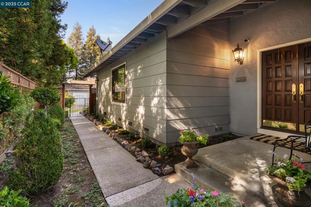 131 Shoshone Court, Danville CA: https://media.crmls.org/mediaz/fc43c984-c079-481c-ba25-f59bb9300548.jpg