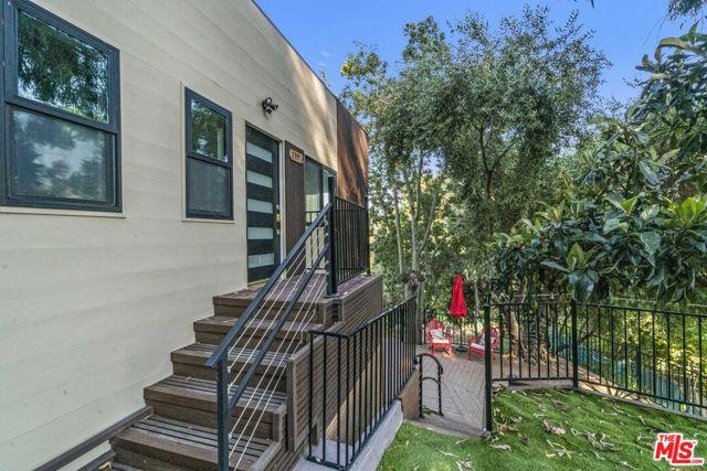 2315 Loma Vista Place, Los Angeles CA: https://media.crmls.org/mediaz/fc44b982-e366-4fb8-9fd8-b67333c83cf9.jpg