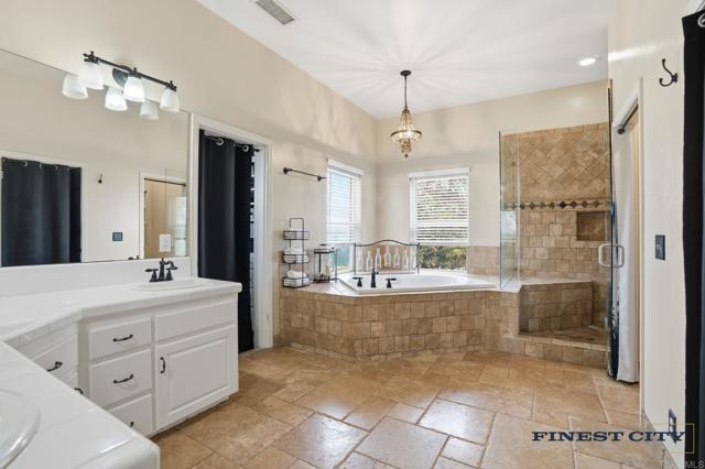 Detail Gallery Image 13 of 65 For 1925 Robinhood Rd, Vista,  CA 92084 - 5 Beds | 4/1 Baths