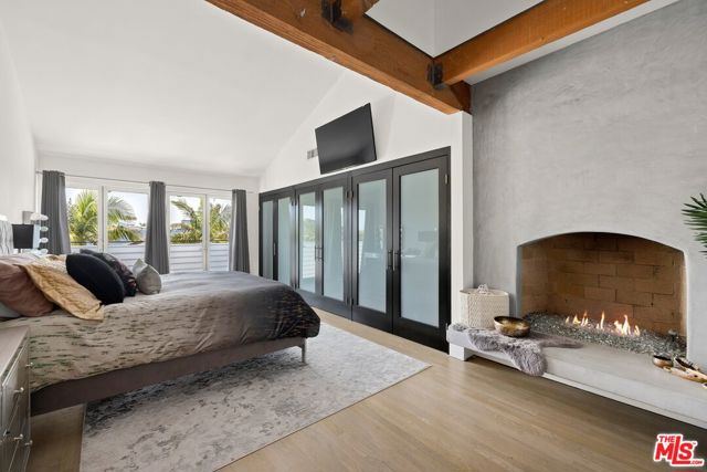 2014 Pacific Avenue, Venice CA: https://media.crmls.org/mediaz/fc47f630-0649-4d87-9fc2-4e17395480cf.jpg