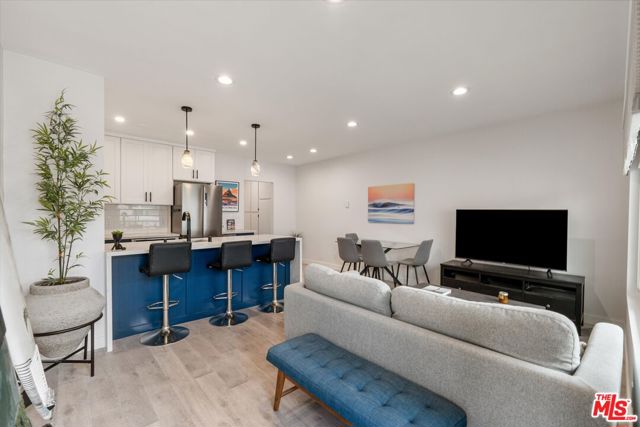 2721 2nd Street, Santa Monica CA: https://media.crmls.org/mediaz/fc48a5fa-1a2c-4383-be80-cbbe8d04c7b0.jpg