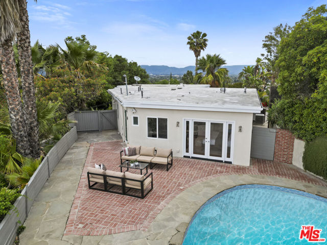 15224 Encanto Drive, Sherman Oaks CA: https://media.crmls.org/mediaz/fc49d8cd-06c9-4f59-93c9-782451414ba3.jpg