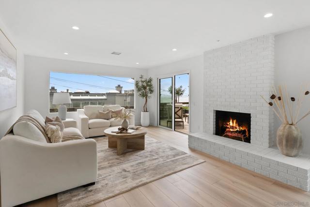 5576 Chelsea Ave, La Jolla CA: https://media.crmls.org/mediaz/fc4b4d73-a3cb-4e8d-87d7-8de38deac4f8.jpg