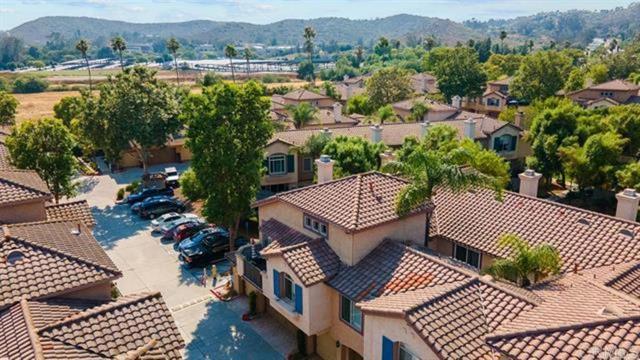 11358 Via Rancho San Diego Unit G, El Cajon CA: https://media.crmls.org/mediaz/fc4bbb76-1727-443c-9fc0-ed440877f0b0.jpg