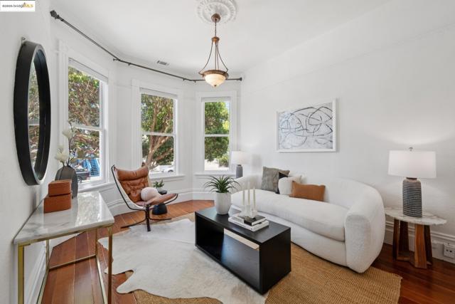 3116 Harrison St, Oakland CA: https://media.crmls.org/mediaz/fc4bc13f-24e1-4774-86f0-cb622e1a5f4d.jpg