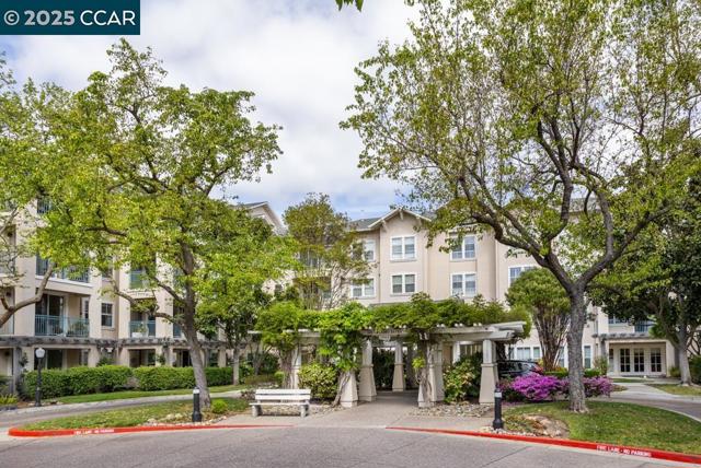 1860 Tice Creek Dr, Walnut Creek CA: https://media.crmls.org/mediaz/fc4cc455-d61c-463b-99a4-b4822b1644bf.jpg