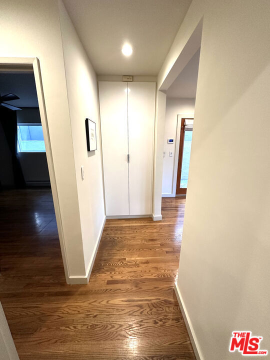 27 18th Avenue, Venice CA: https://media.crmls.org/mediaz/fc4f0c6e-42d0-41a9-bdae-70610d5f0f7e.jpg
