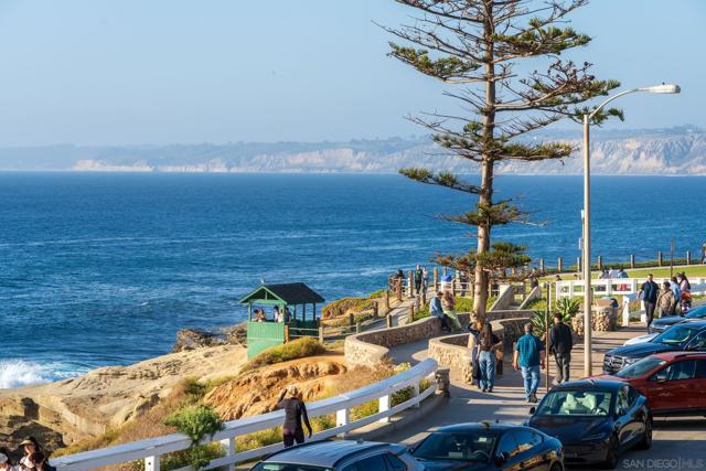 939 Coast Blvd, La Jolla CA: https://media.crmls.org/mediaz/fc509eb5-f634-4ed2-aec2-e817ce43754c.jpg