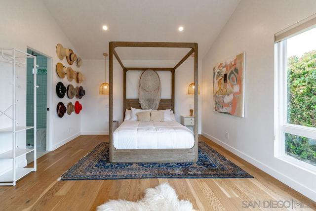 5745 Soledad Mountain Road, La Jolla CA: https://media.crmls.org/mediaz/fc51cf60-7bad-4913-a9f4-6053a75986f0.jpg