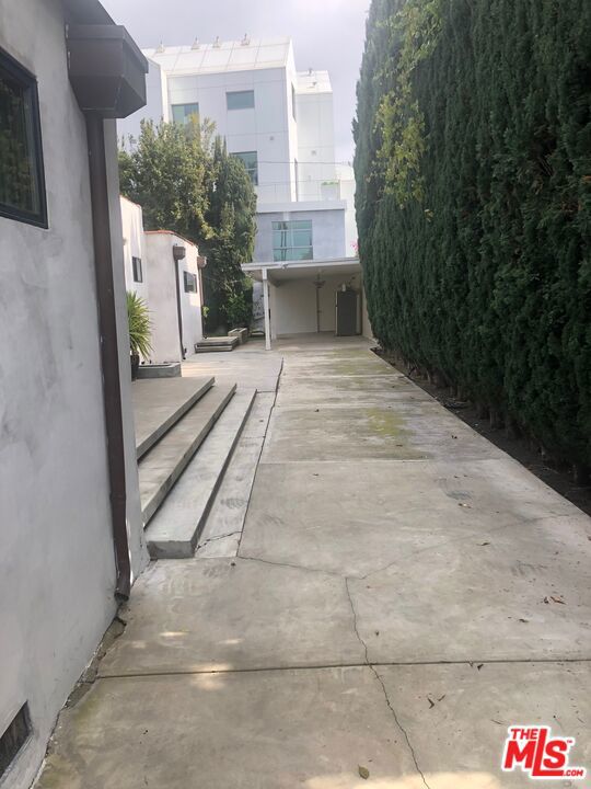 https://media.crmls.org/mediaz/fc52137b-8077-4c94-a99b-3884a58405db.jpg?preset=X-Large