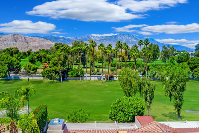 285 Kavenish Drive, Rancho Mirage CA: https://media.crmls.org/mediaz/fc52a355-6929-417f-8bd3-8cc52cc432a5.jpg