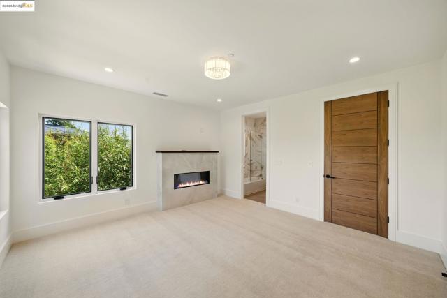 13462 Campus drive, Oakland CA: https://media.crmls.org/mediaz/fc5374c3-fd20-4735-97b8-7749feb207a9.jpg