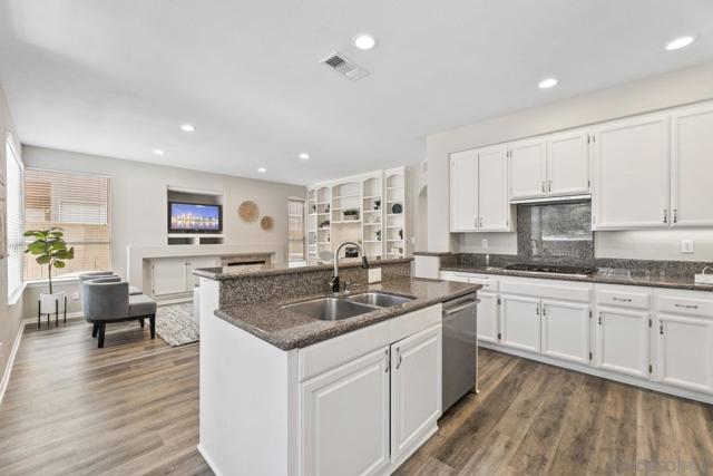 7878 Pipit Pl, San Diego CA: https://media.crmls.org/mediaz/fc54312a-e9a7-4e14-b5b3-d1efd7196ff1.jpg