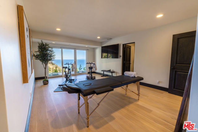 21607 Rambla Vista, Malibu CA: https://media.crmls.org/mediaz/fc5444a2-0d38-4081-8df3-6dfe83d5f690.jpg