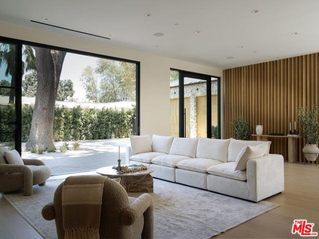 23346 Collins Street, Woodland Hills CA: https://media.crmls.org/mediaz/fc54e0c0-5f06-439e-8f49-a054b152a847.jpg
