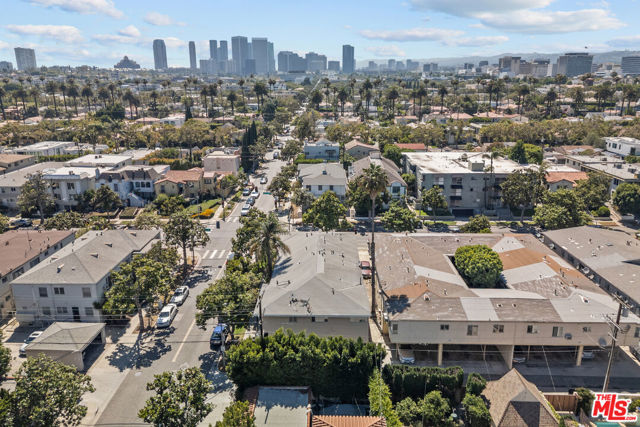 272 S Doheny Drive, Beverly Hills CA: https://media.crmls.org/mediaz/fc55229d-6efa-460a-a605-34c4b91bfd8e.jpg