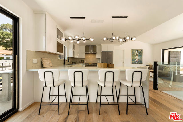 11587 Sunshine Terrace, Studio City CA: https://media.crmls.org/mediaz/fc55379f-52f1-4f43-8581-c20e9bedcc3f.jpg