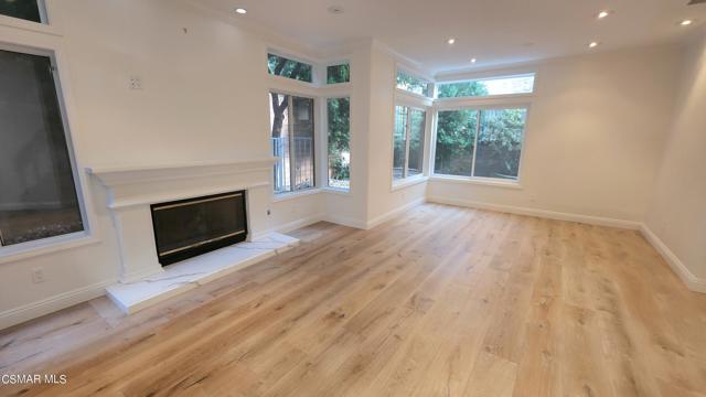 4932 Barbados Court, Oak Park CA: https://media.crmls.org/mediaz/fc579fee-ca05-40fa-8589-f0cf7ed9f281.jpg
