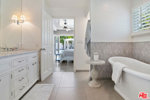 4909 Encino Terrace, Encino CA: https://media.crmls.org/mediaz/fc57f54a-7eda-47f5-92b8-1d8703f830c8.jpg