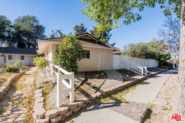 19753 Jeffrey Place, Woodland Hills CA: https://media.crmls.org/mediaz/fc5873f9-995a-480a-9eaa-f1569bf29d86.jpg