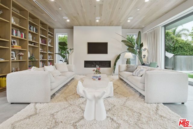 1310 Preston Way, Venice CA: https://media.crmls.org/mediaz/fc59e6d7-e906-4cc5-a593-e49778ad126a.jpg