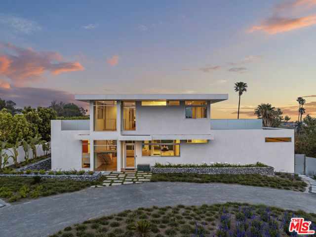 5738 Busch Drive, Malibu CA: https://media.crmls.org/mediaz/fc5b0458-d602-4184-8a10-60214059876b.jpg