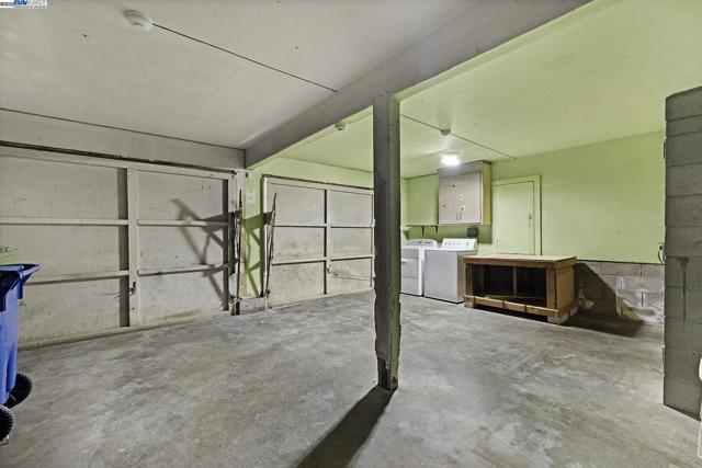16651 Selby Dr, San Leandro CA: https://media.crmls.org/mediaz/fc5c1fe5-7823-4daa-a6eb-3a59f00df975.jpg