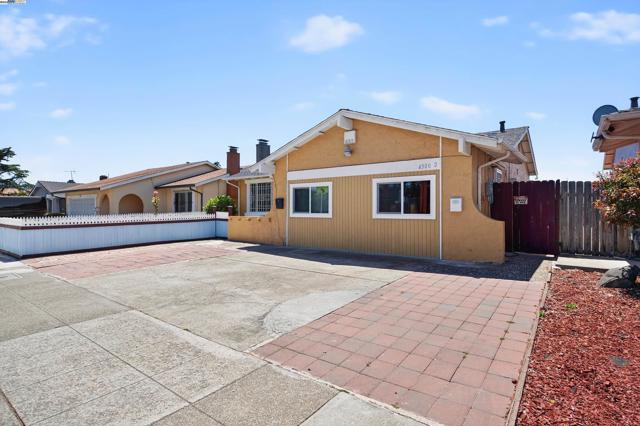 4300 Berk Ave, Richmond CA: https://media.crmls.org/mediaz/fc5c7554-92ab-4634-a29c-5fb4feb37809.jpg