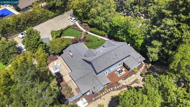 3475 Springhill Rd, Lafayette CA: https://media.crmls.org/mediaz/fc5cadab-1337-41af-be63-118c23601048.jpg