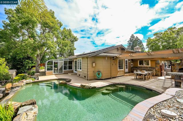 34 Willowview Ct, Danville CA: https://media.crmls.org/mediaz/fc5cda5a-5b9c-463f-96ef-ac3ff8042b8a.jpg