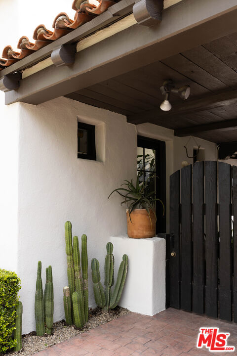 1012 Superba Avenue, Venice CA: https://media.crmls.org/mediaz/fc5ce5cb-f085-4ea9-9267-9749aefcf948.jpg