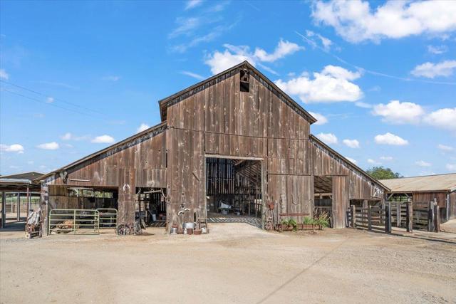 2675 Pacheco Pass Highway, Gilroy CA: https://media.crmls.org/mediaz/fc5d7951-61c6-4c2f-ab91-d500936e7d4a.jpg