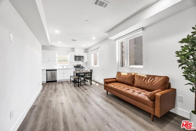1269 W 36th Street, Los Angeles CA: https://media.crmls.org/mediaz/fc5db9b0-fc7b-44b3-b836-20332a111b33.jpg
