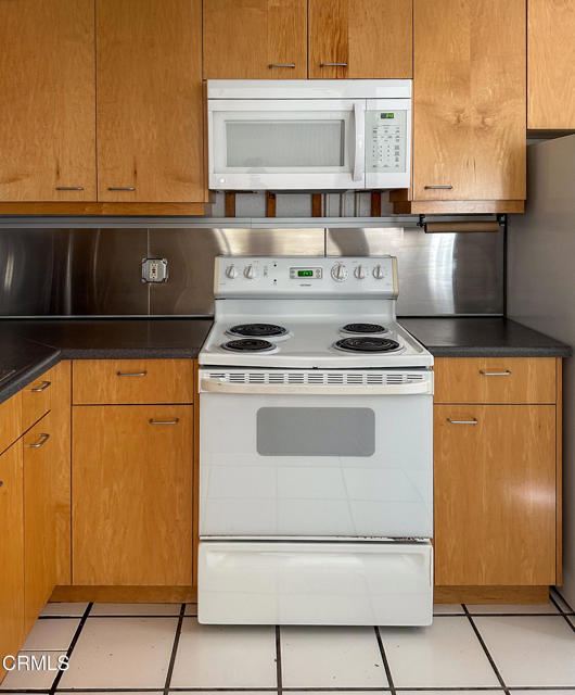 982 N Hoover Street, Silver Lake CA: https://media.crmls.org/mediaz/fc5e5fff-2c1f-4df4-a194-e90729c86040.jpg