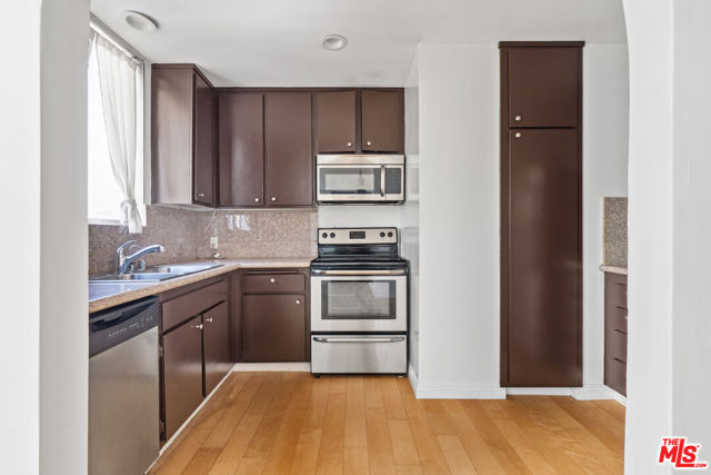 10747 Wilshire Boulevard, Los Angeles CA: https://media.crmls.org/mediaz/fc5e9013-3bcc-4187-8961-fe65981a700a.jpg