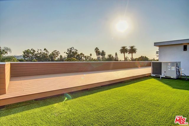 2419 S Cochran Avenue, Los Angeles CA: https://media.crmls.org/mediaz/fc5f5319-3eb1-4d31-93c6-e42218b7b7e3.jpg