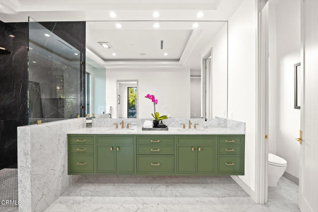 4828 Oakwood Avenue, La Canada Flintridge CA: https://media.crmls.org/mediaz/fc5f5bb2-424b-498f-abf1-049b205cf395.jpg