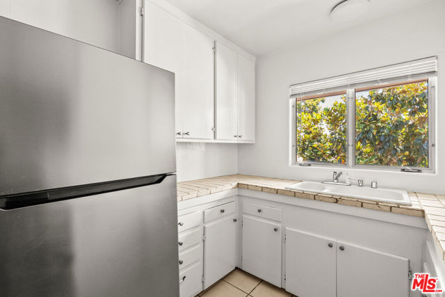 272 S Doheny Drive, Beverly Hills CA: https://media.crmls.org/mediaz/fc5f7f8b-28ce-4030-b69c-fb037cb023e7.jpg