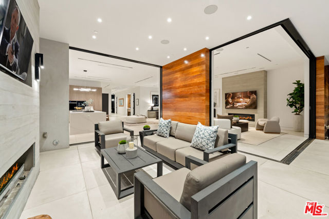 818 N Curson Avenue, Los Angeles CA: https://media.crmls.org/mediaz/fc5fd6e5-a1c1-425c-863c-f8c5320bacf3.jpg