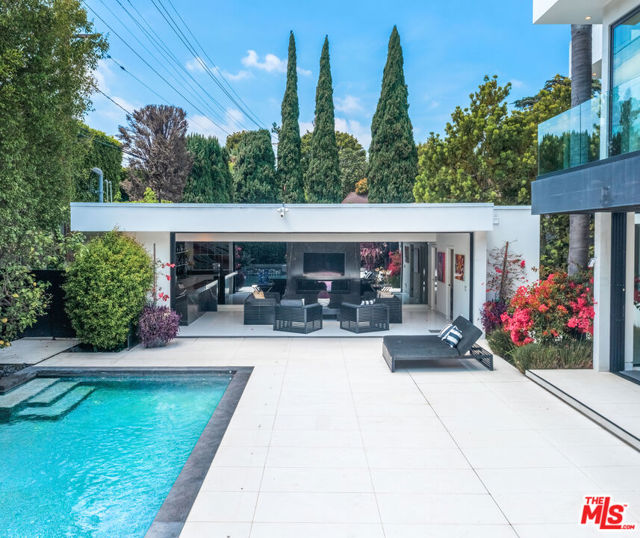 511 N Rexford Drive, Beverly Hills CA: https://media.crmls.org/mediaz/fc60cefc-3089-41e8-86ae-5e6d8846dc70.jpg