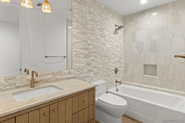 1846 Castellana Rd, La Jolla CA: https://media.crmls.org/mediaz/fc610646-d392-4d2a-b868-aa51abf9ab89.jpg