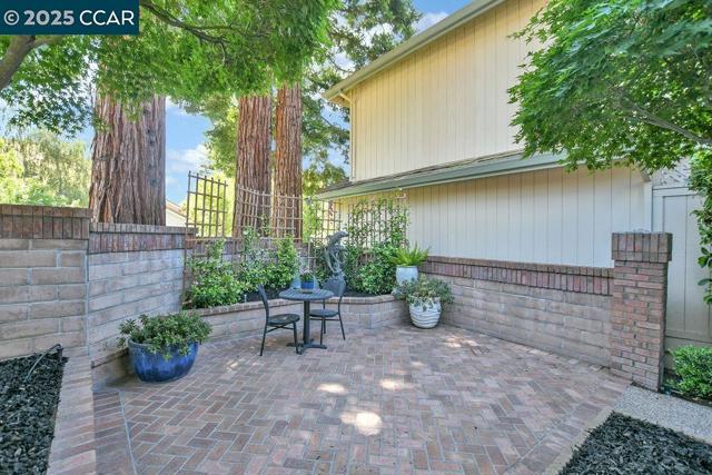 959 Redwood Dr, Danville CA: https://media.crmls.org/mediaz/fc610b6e-9033-455a-81eb-05f1eea09c28.jpg
