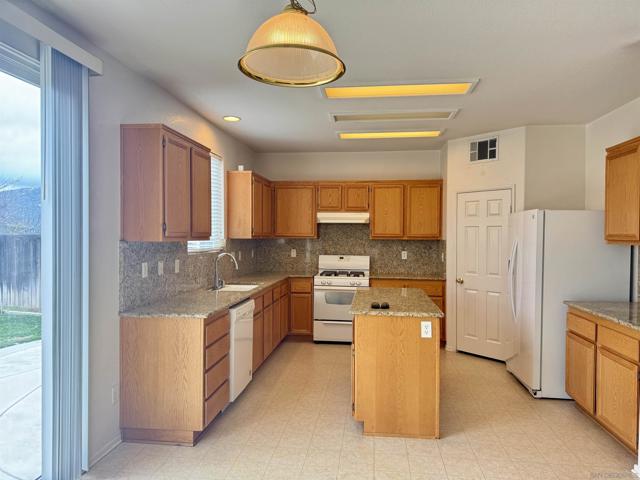 46197 Via La Tranquila, Temecula CA: https://media.crmls.org/mediaz/fc61119f-bf39-4ab4-9414-8a397fbe8d71.jpg