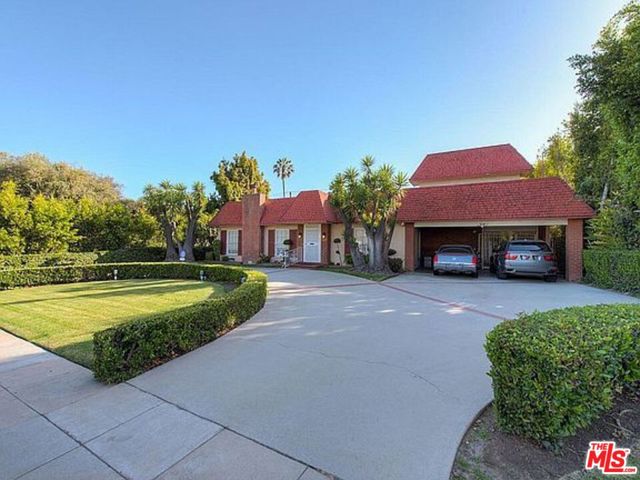 525 N Rexford Drive, Beverly Hills CA: https://media.crmls.org/mediaz/fc619072-3af5-4e3f-b8e5-ebe6f7631ad5.jpg